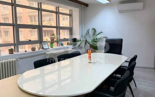 Канцелариски простор за изнајмување во строг центар – 278м² со 11 канцеларии