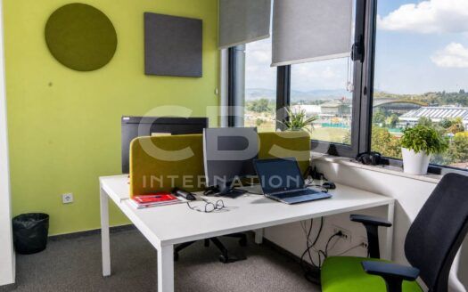 Деловен простор од 600 м² во современа деловна зграда во Карпош